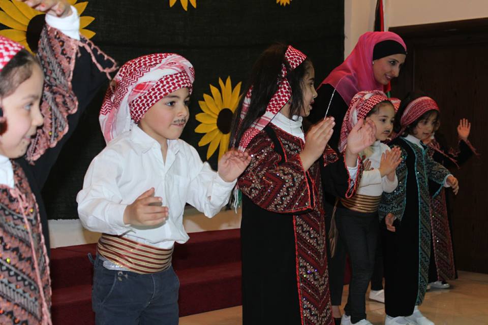 Die Kindergartenkinder fuehrten einen traditionellen Tanz auf. 