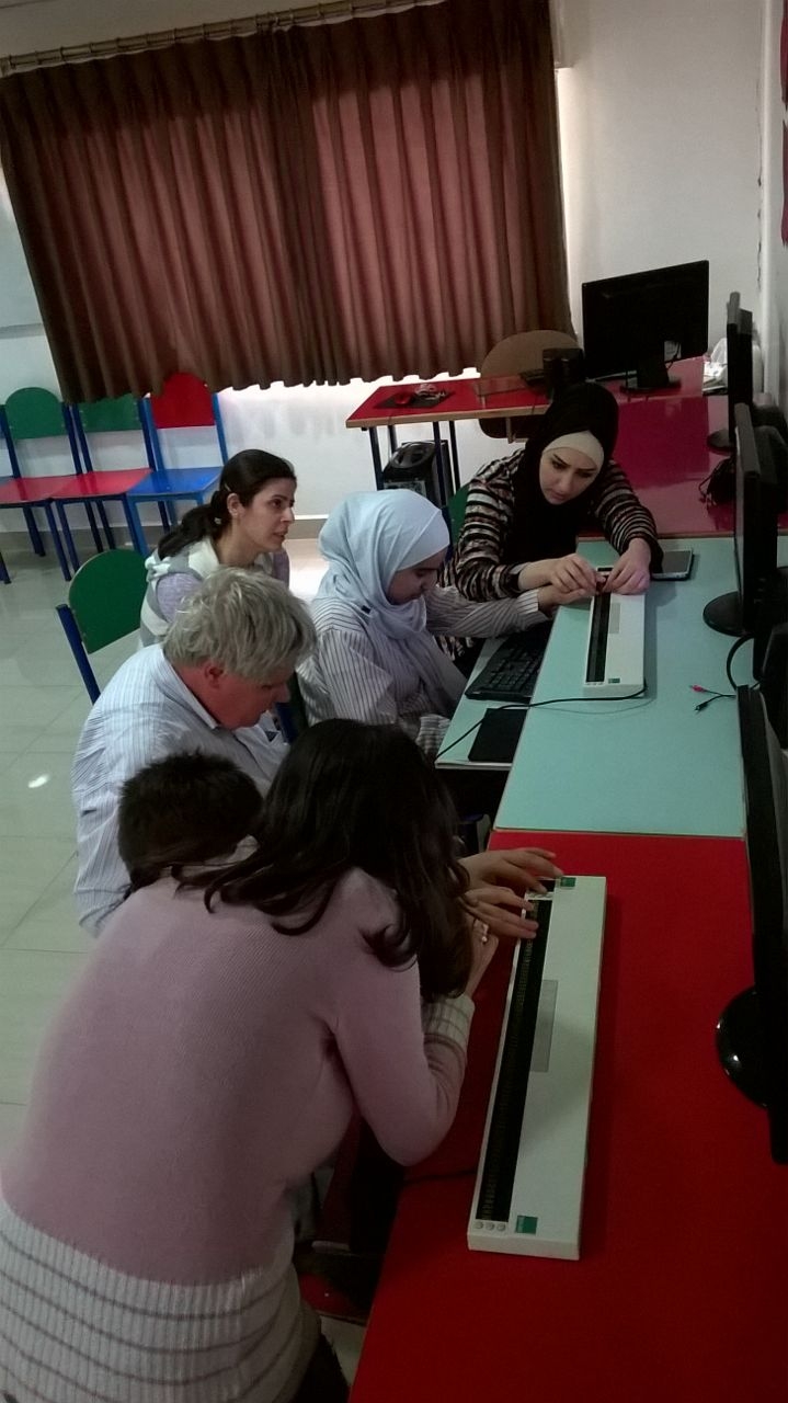 Nachdem die Lehrerinnen den Umgang mit den Braille-Tastaturen gelernt haben, geben sie ihr wissen an die Schueler weiter. 